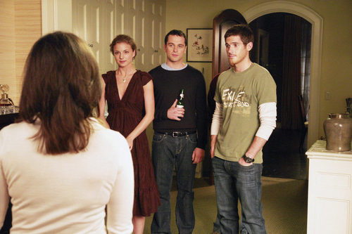Emily VanCamp, Matthew Rhys y Dave Annable en 'Toda la familia'
