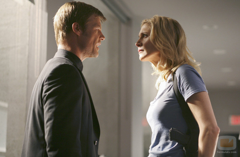 Elizabeth Mitchell y Joel Gretsch