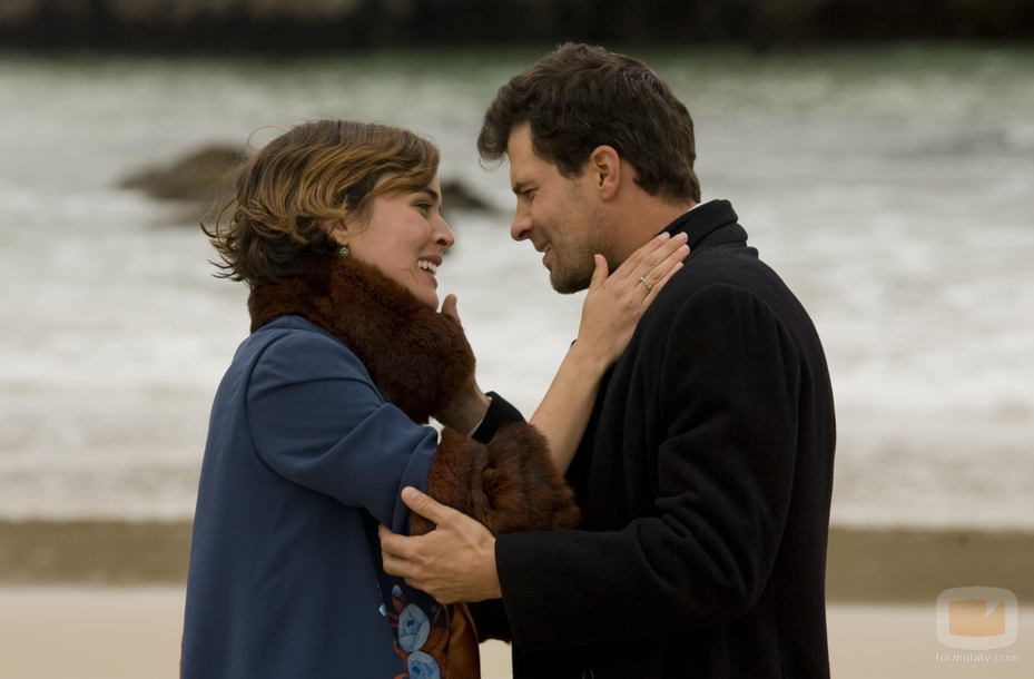 Victoria y el Padre Ángel en la playa