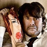 Miki Nadal con una muñeca hinchable