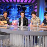 Los Jonas Brothers cantan Volando voy