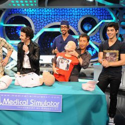 Los Jonas Brothers aprenden primeros auxilios