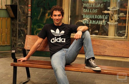 Paco León sentado en un banco