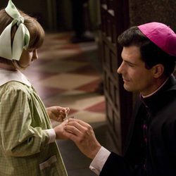 El Padre Ángel en una escena de 'La Señora'