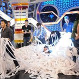 El canto del loco y el equipo de  'El hormiguero' entre papeles