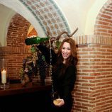 Natalia Verbeke escanciando sidra en un restaurante