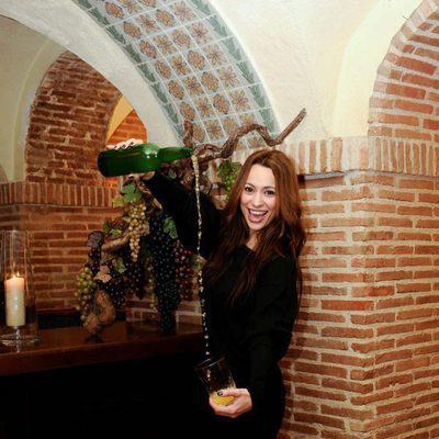 Natalia Verbeke escanciando sidra en un restaurante