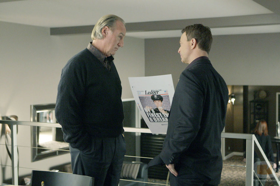 Gary Sinise con un periódico en 'CSI: NY'