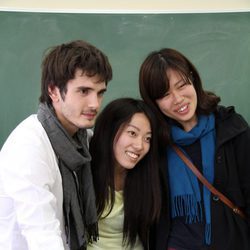 Los actores Yon González y Marta Torné en Japón