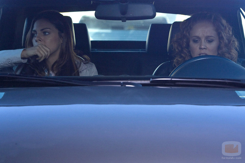 Cata y Jessi huyen en coche