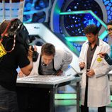 Hugh Grant realiza el experimento de Flipy