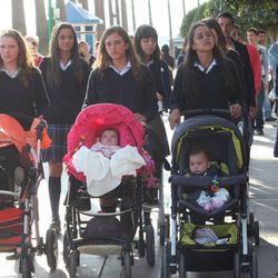 Las chicas con sus niños