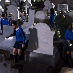 Los niños de 'El internado' en el cementerio