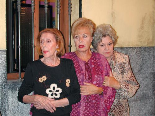 Emma Penella, Mariví Bilbao y Gemma Cuervo en 'Aquí no hay quien viva'