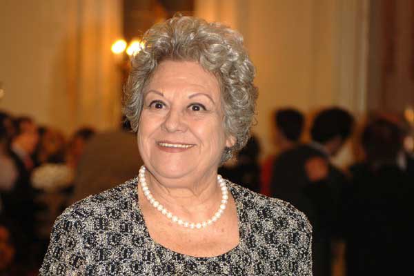 Emma Penella sonriente en una fiesta