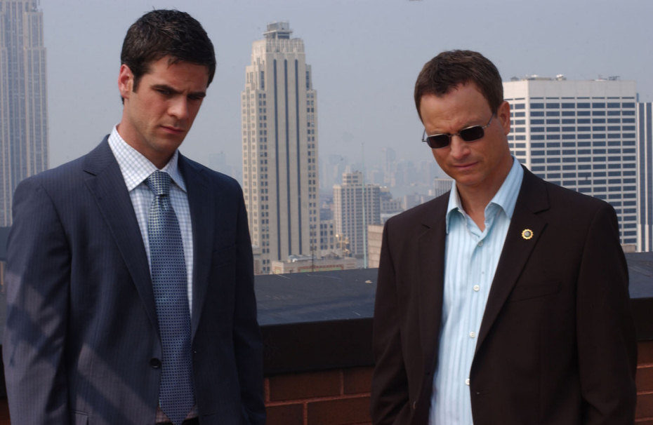 Gary Sinise y Eddie Cahill en el episodio "Gente con dinero"