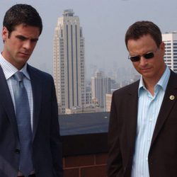 Gary Sinise y Eddie Cahill en el episodio "Gente con dinero"