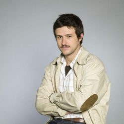 El actor Diego Martín, posa con los brazos en cruz para promoción de 'Hermanos y detectives'