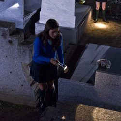 Elena Furiase en el cementerio
