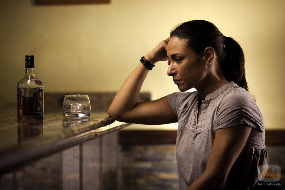 Isabel Serrano bebe en 'Acusados'