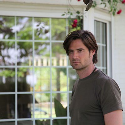 William Miller interpreta a un medium en la serie 'Hay alguien ahí'