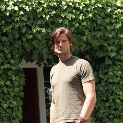 William Miller en una foto promocional de la serie 'Hay alguien ahí'