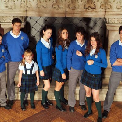 Los alumnos junto a la chimenea de 'El internado'