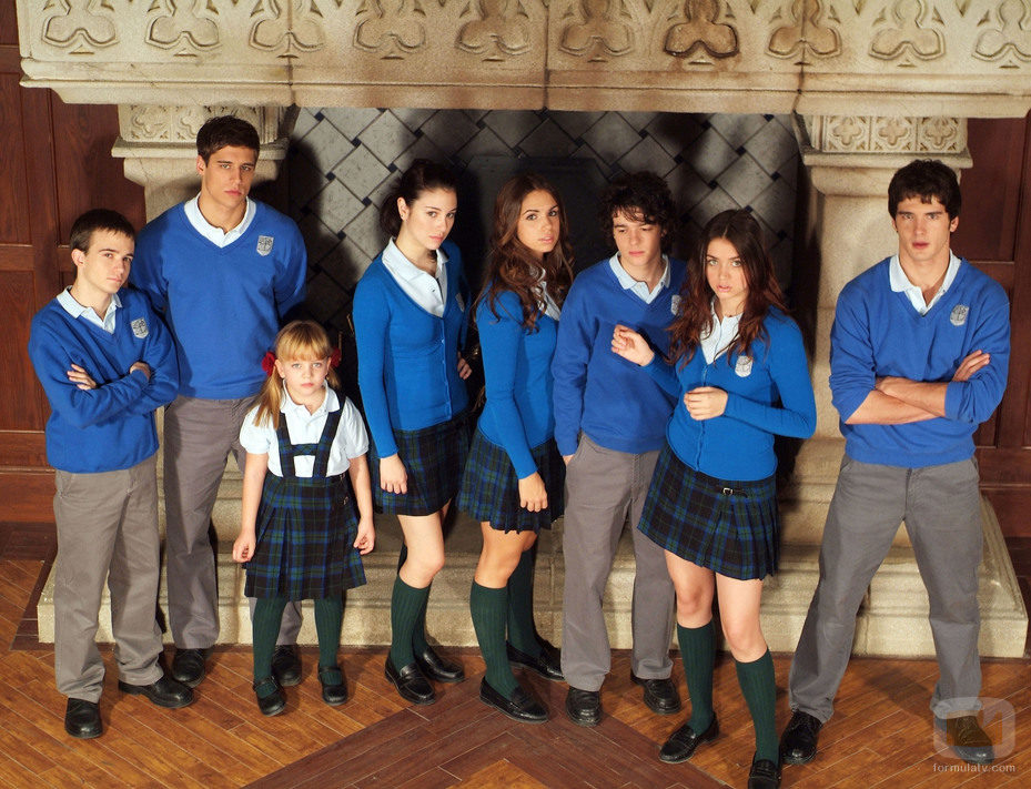 Los alumnos junto a la chimenea de 'El internado'