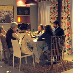 Comida familiar en 'Los protegidos'