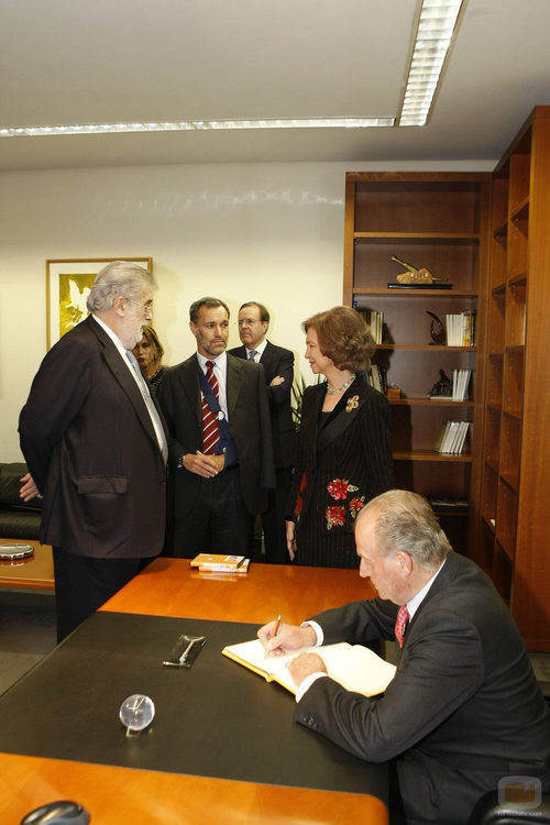 El Rey firma en el libro de visitas de Antena 3