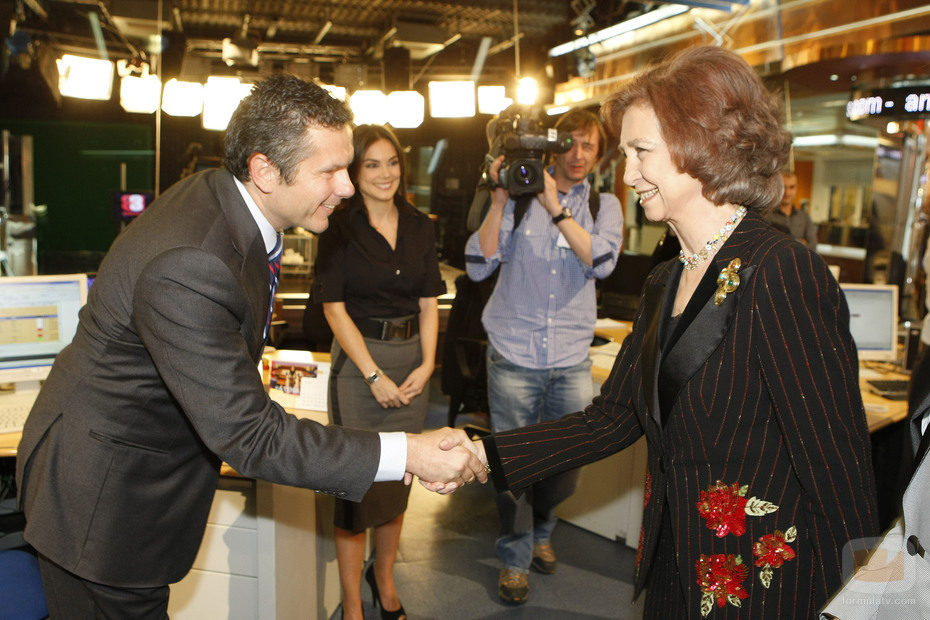 Roberto Arce saluda a la Reina