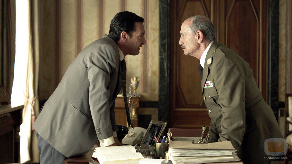 Adolfo Suárez se encara a Franco