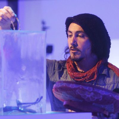 Ángel deja sus cosas en la cápsula del tiempo