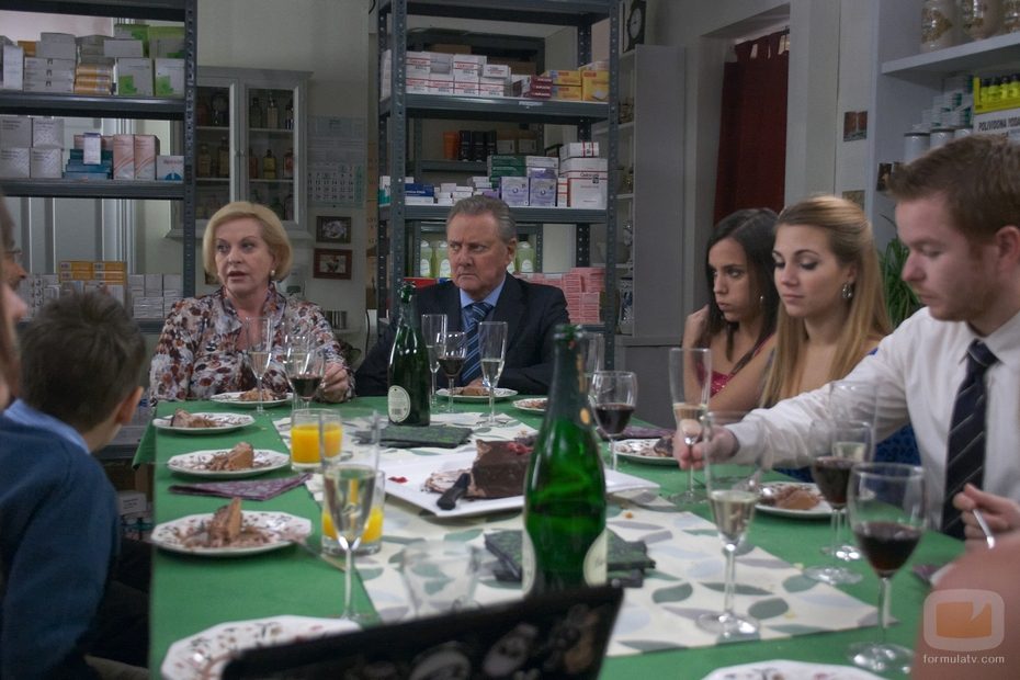 Cena familiar en 'La última guardia'