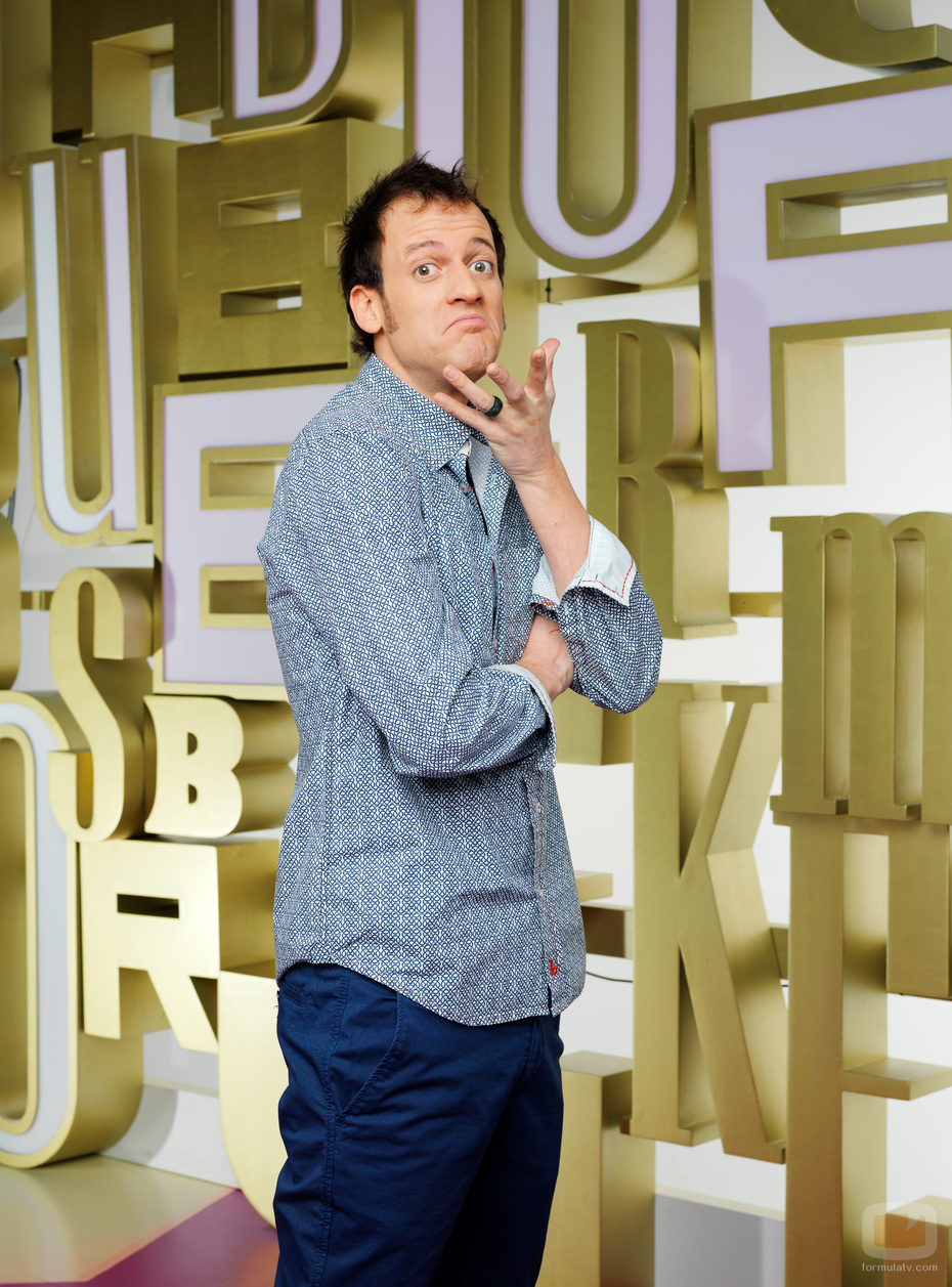 Edu Soto posa en el plató de 'Lo que diga la rubia'