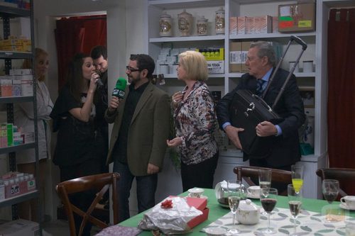 Concha Cuetos y Carlos Larrañaga en la TV Movie de 'Farmacia de Guardia'