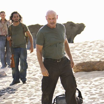 John Locke tira a Richard Alpert al suelo