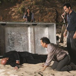 Ben descubre el cadáver de Locke en 'Lost'