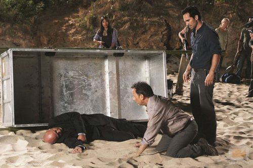 Ben descubre el cadáver de Locke en 'Lost'