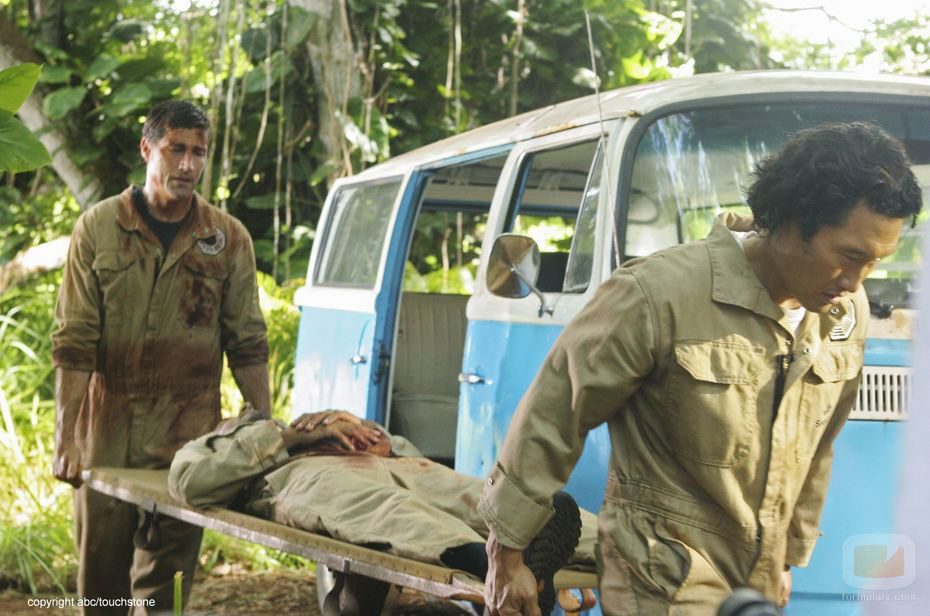 Jack y Jin llevan a Sayid en camilla
