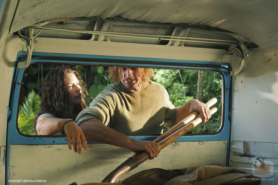 Sawyer coge las palas para enterrar a Juliet