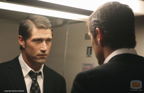 Jack se mira al espejo en el avión