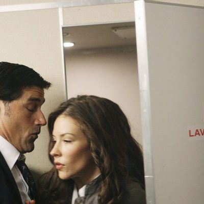 Kate tropieza con Jack en el avión