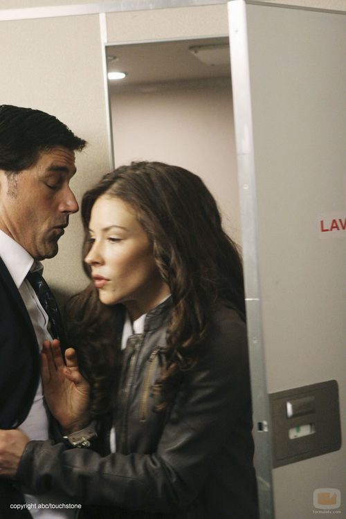 Kate tropieza con Jack en el avión