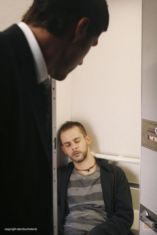 Charlie Pace a punto de morir