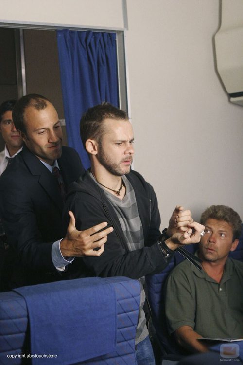 Charlie Pace es esposado en el avión