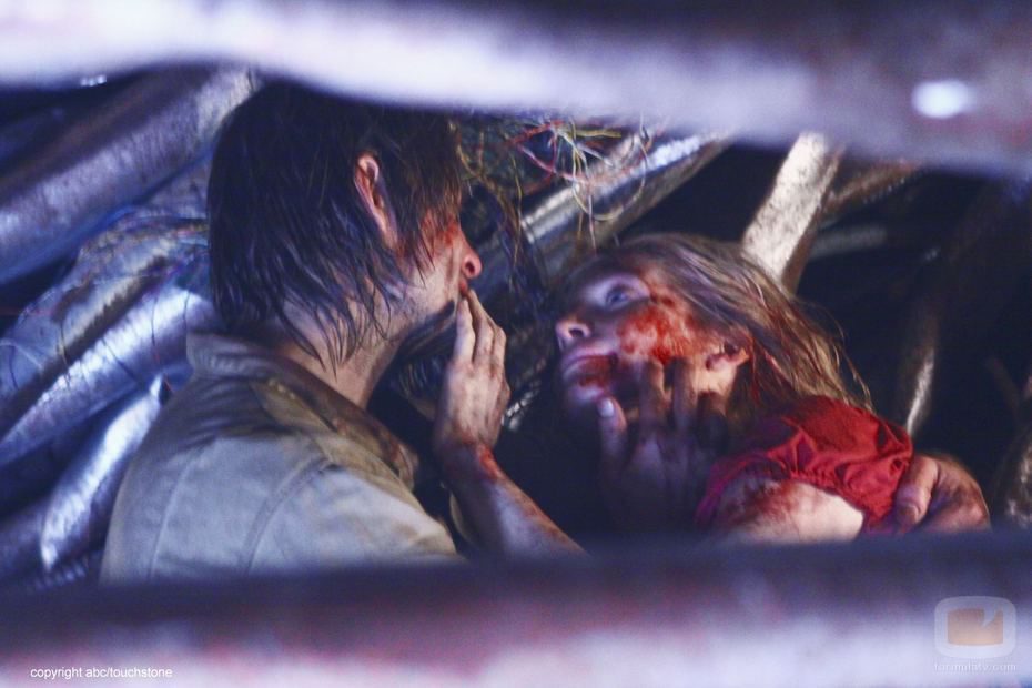 Sawyer abraza a Juliet