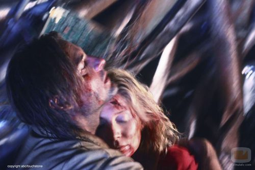Sawyer abraza a Juliet en 'LA X'