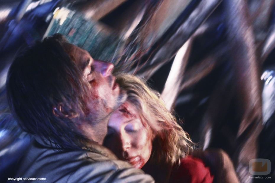 Sawyer abraza a Juliet en 'LA X'