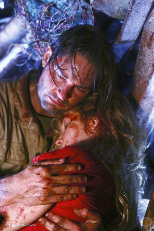 Sawyer abraza a Juliet muerta